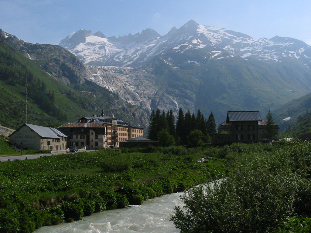 Gletsch mit Rhne-Gletscher im Hintergrund und der noch jungen Rhne im Vordergrund, aufgenommen am 11.6.2003 um 8:26 Uhr