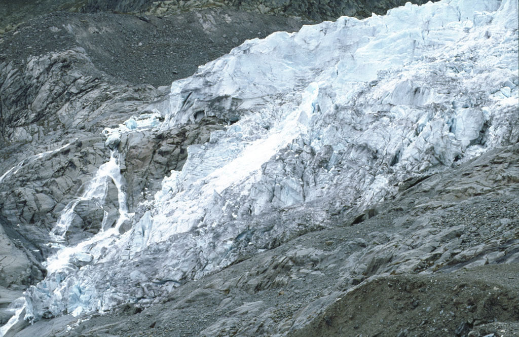Gletscherzunge des Rhonegletschers, aufgenommen unterhalb des Hotels Belvdre im Sommer 1981