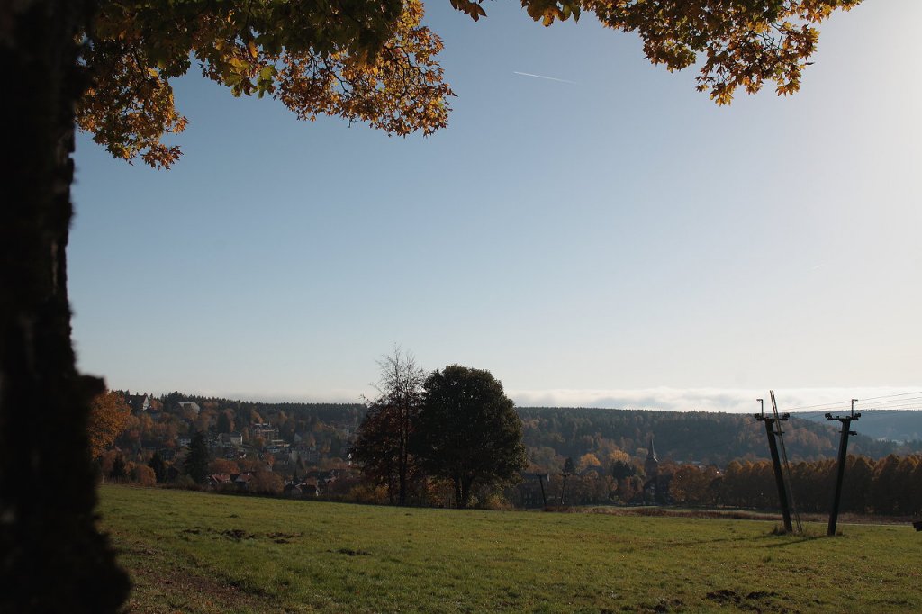  Goldener-Oktober-Tag  in Braunlage: Blick am Morgen des 22.10.2012 von der Herzog-Johann-Albrecht-Strae ber das Tal mit Braunlage; ber dem Ostharz wogt ein Nebelmeer im gleienden Sonnenlicht.