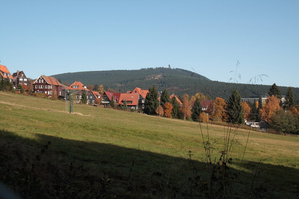  Goldener-Oktober-Tag  in Braunlage; Blick am Morgen des 22.10.2012 von der Allee entlang der Rathaus-Skiwiese hinber zum Wurmberg.