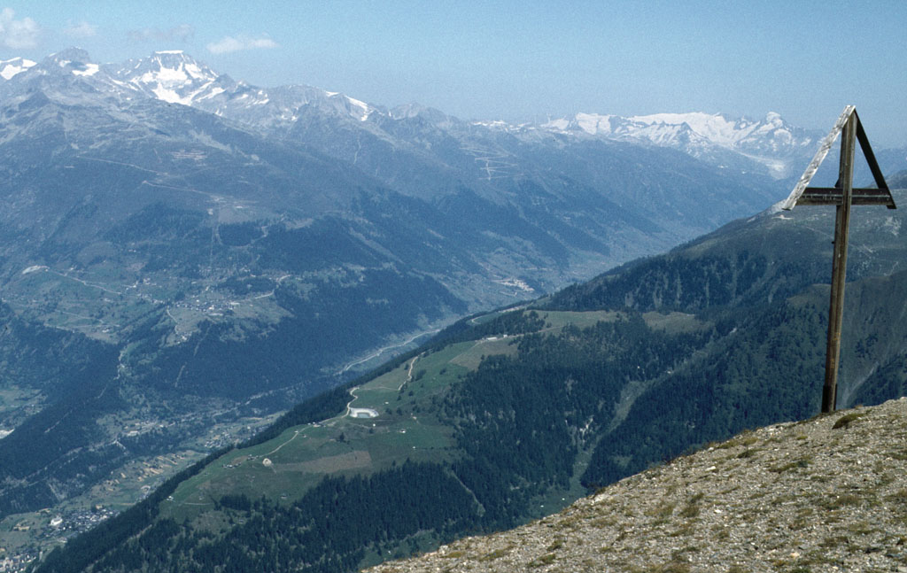 Goms im Oberen Rhonetal, aufgenommen vom Gipfel des Breithorns bei Grengiols im Sommer 1981