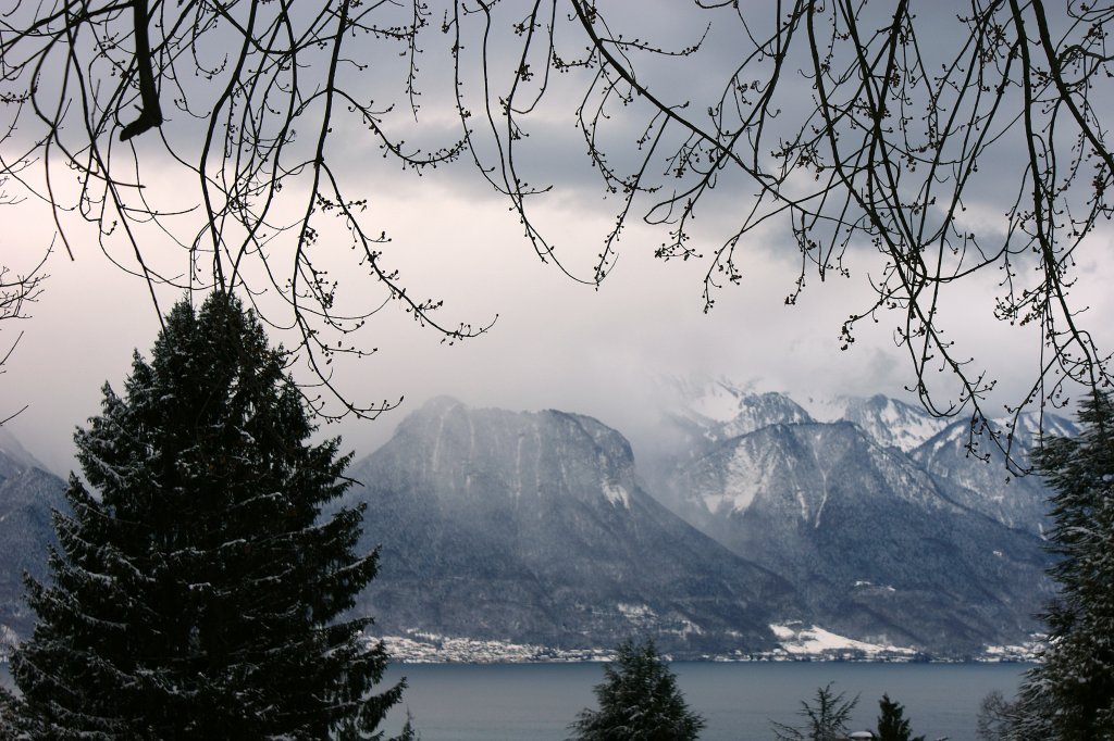 Grau und tiefverschneit zeigte sich die Umgebung am Genfersee am 17.Dezember