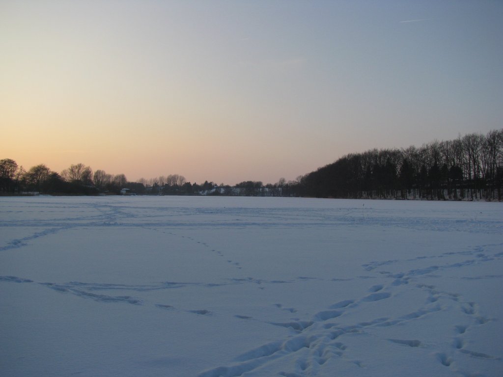 Grevesmhlen; Sonnenuntergang am zugefrohrenen und verscheiten Ploggensee, 16.02.2010