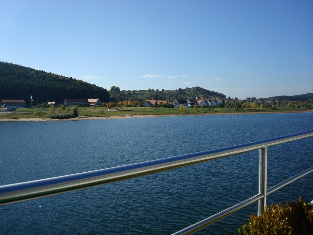 Groer Brombachsee in Franken, Blick vom Ausflugsschiff auf den Ort Ramsberg, Okt.2009