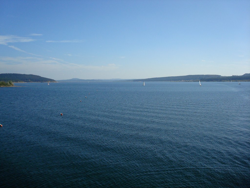 Groer Brombachsee, vor kurzer Zeit waren hier noch Wlder und Wiesen, 1983-99 wurde dieser Stausee angelegt, mit weiteren Gewssern bildet er das Frnkische Seenland,
Grund war der Hochwasserschutz und eine Wasserreserve fr den nahen Main-Donau-Kanal, Okt.2009