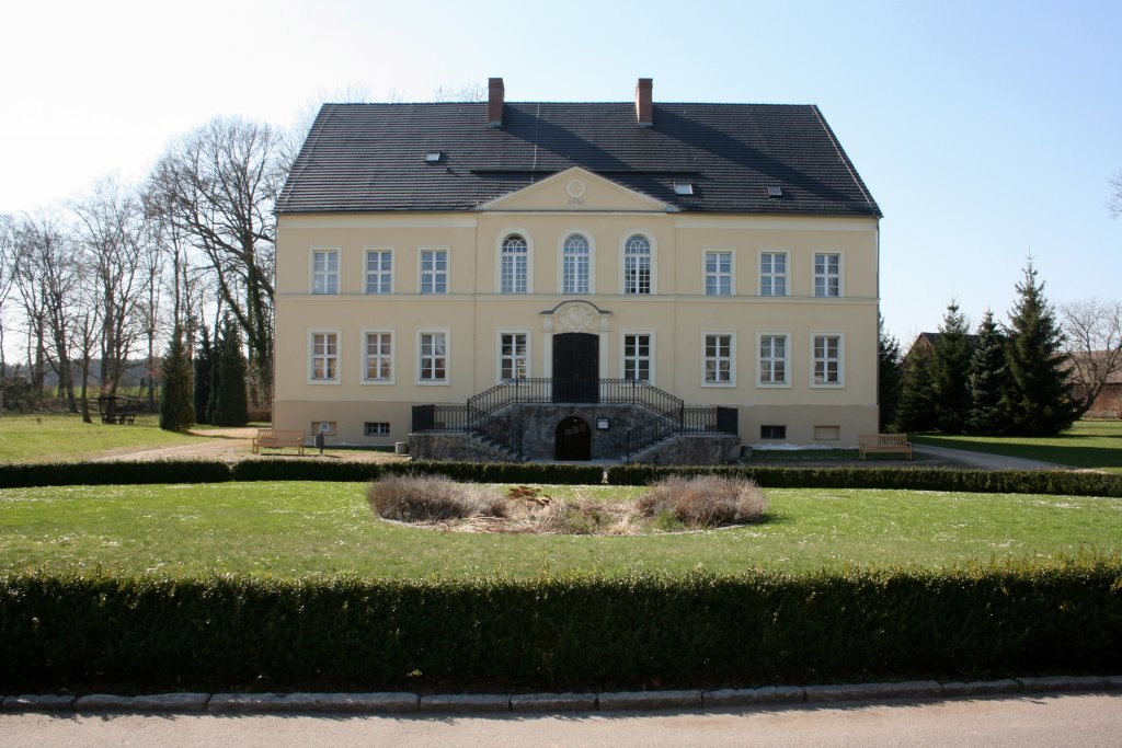 Gutshaus mit Gastwirtschaft, Gutspark Bomsdorf, 07.04.10