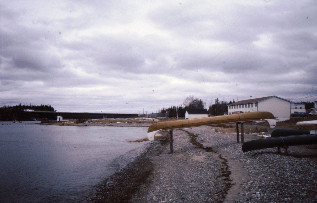 Happy Valley-Goose Bay, Churchill River, Kanus am Ufer (aufgenommen am 31.10.1990)