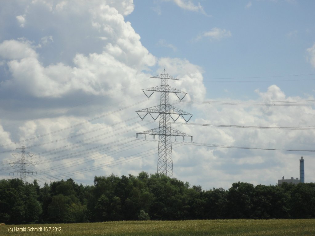 Havighorst bei Hamburg am 16.7.2012: Sommerwolken und Technik in der Feldmark