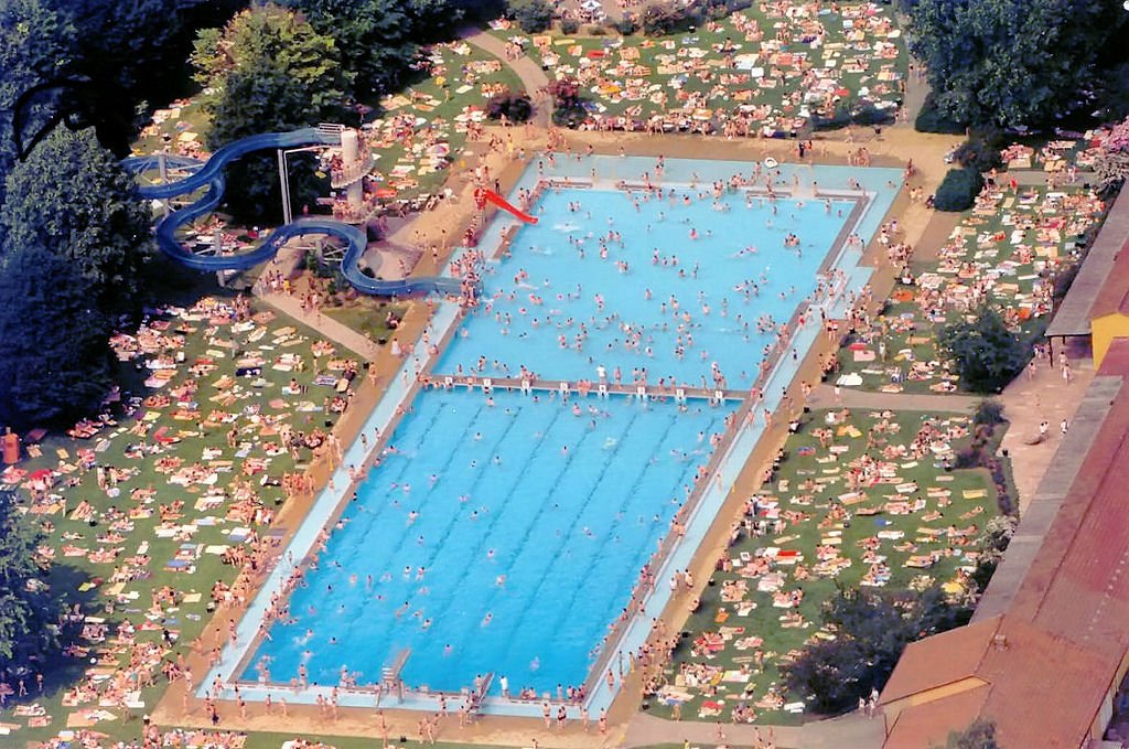 Heißer Tag - Schwimmbad voll - Luftaufnahme Sommer 1986