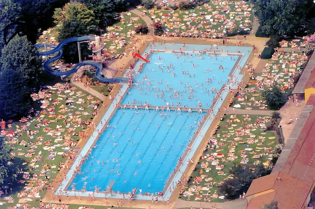 Heier Tag - Schwimmbad voll - Luftaufnahme Sommer 1986