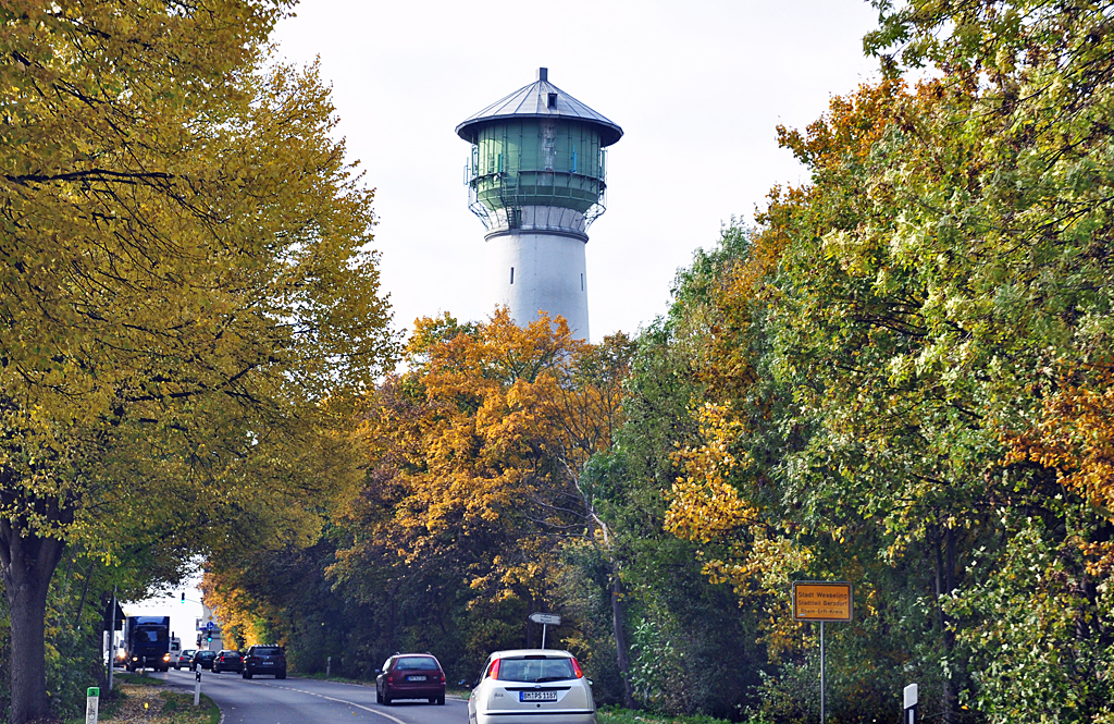 Herbststrasse mit Turm in Wesseling - 29.10.2010