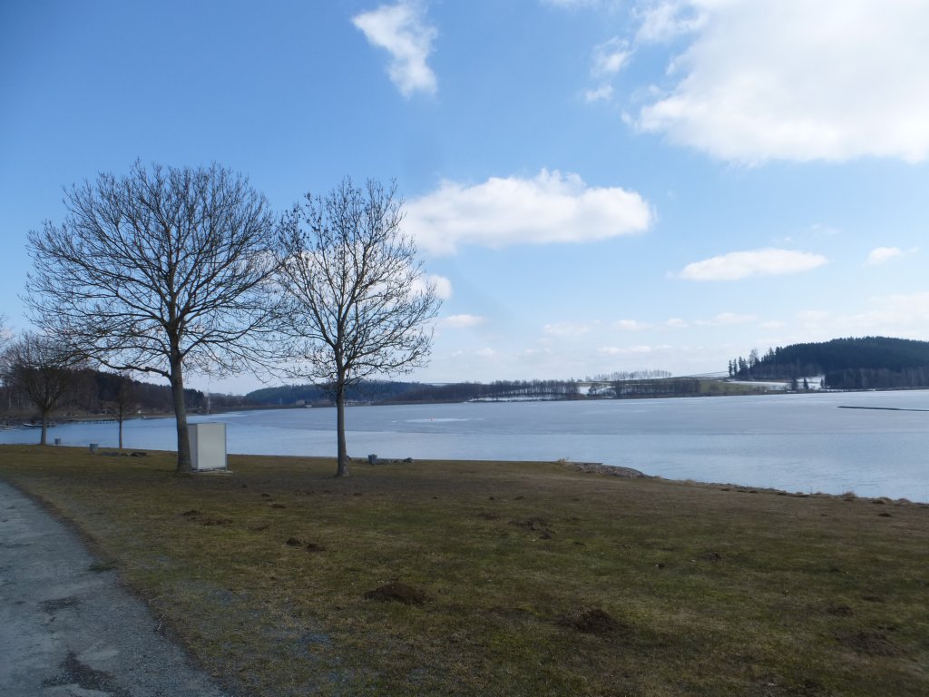 Hier der Blick zum Untreusee in Hof. Am Untreusee gibt es einen Tretbootverleih, eine Gastronomie sowie einen Spielplatz. Das Foto entstand an einem eher trben 7.April 2013.