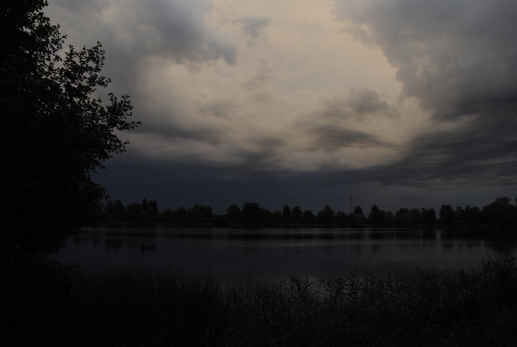 Hier braut sich ein Gewitter ber den Blauen See in Lehrte am 12.07.10 gegen 21:35 Uhr zusammen.