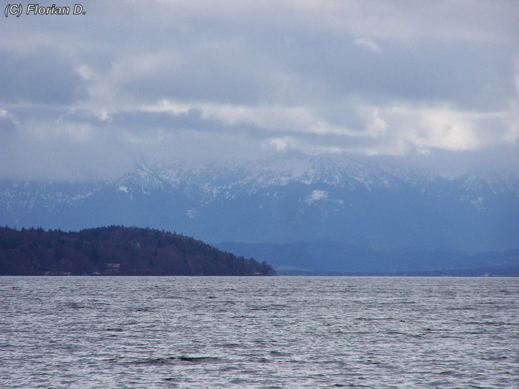 Hier ein Blick von Starnberg aus ber den See bei starkem und windischem Wetter auf das Karwendelgebirge. 28.03.2010