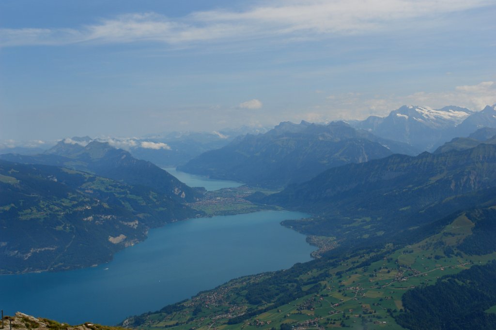 Hier sieht man den Thunersee, den Brienzersee und dazwischen die Stadt Interlaken. Das Bild entstand am 02.09.2009.