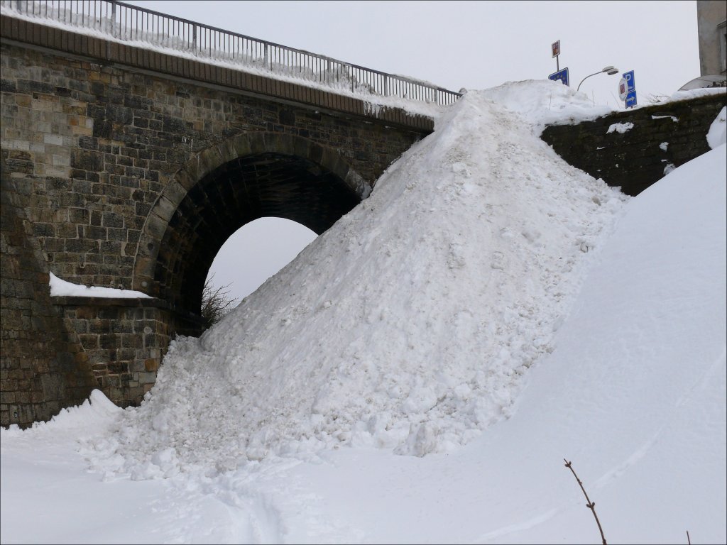 Hier unten verlief bis 1945 die Bahnstrecke von Freiberg in Sachsen nach Brx in Bhmen. Jetzt ist es bequem von dieser Brcke (= Grenze Deutschland / Tschechien) den Schnee zu entsorgen; Moldava (Moldau), 17.03.2010
