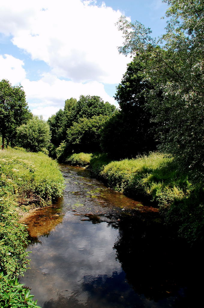 Hinter dem Gestt Zoppenbroich treffen die Ortsteile Geneicken und Giesenkirchen zusammen und die Niers bildet die Grenze zwischen ihnen. Die Ansicht zeigt in Richtung Schlo Rheydt. Mnchengladbach den 10.6.2012