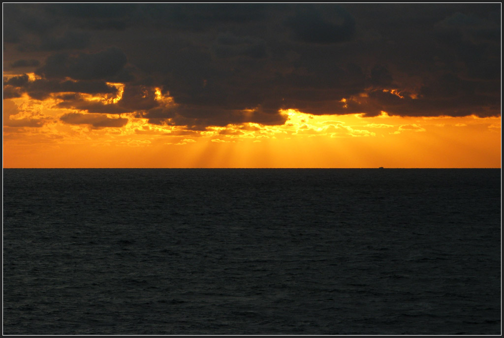 Hinter den Wolken - 

Sonnenuntergangsstimmung am Ärmelkanal bei Calais. 

21.10.2011 (J)