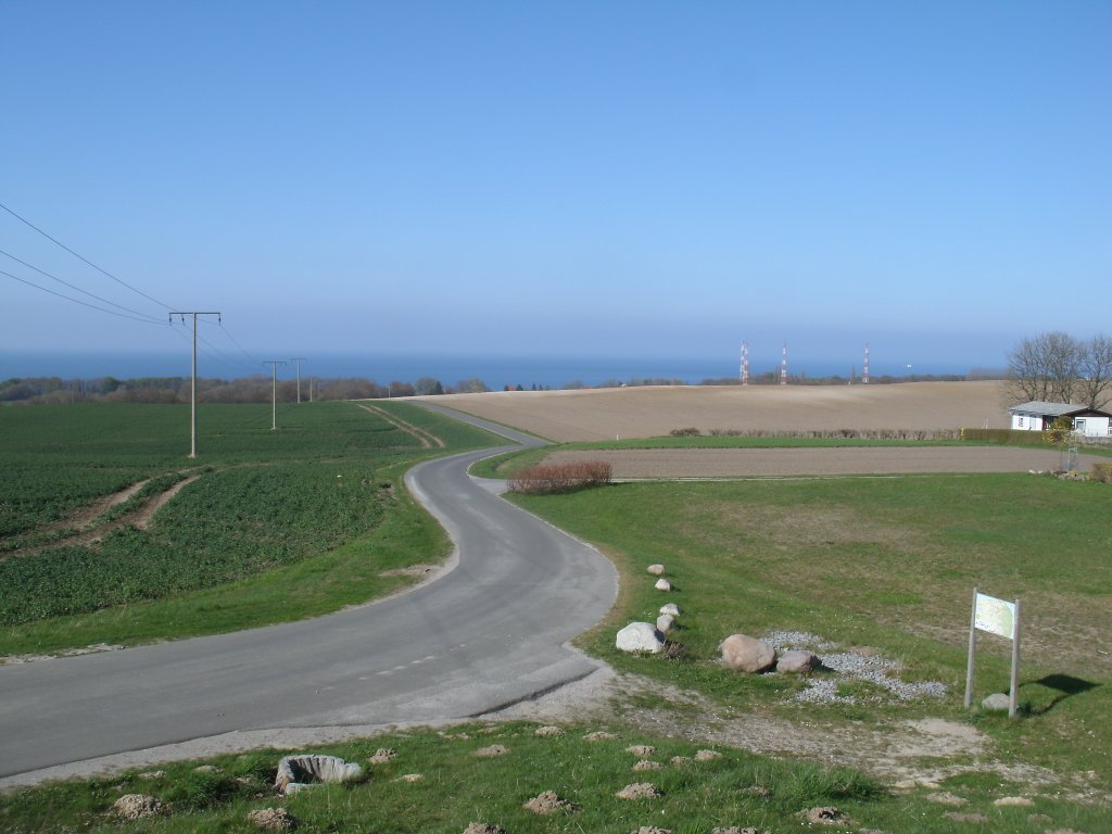 Hinunter nach Lohme schlngelt sich diese Strae immer die Ostsee im Blick.Aufgenommen am 05.Mai 2013.