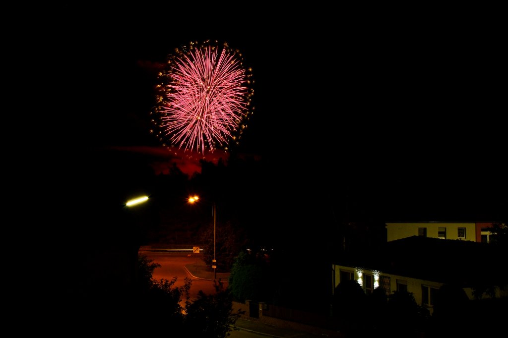 Hochfeuerwerk nach dem Triathlon in Roth am 8. Juli 2012.