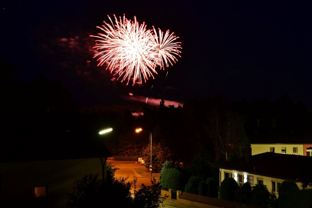 Hochfeuerwerk nach dem Triathlon in Roth am 8. Juli 2012.