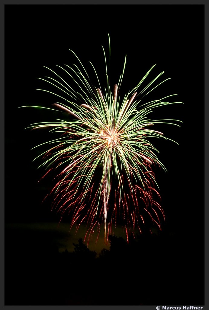 Hochfeuerwerk nach dem Triathlon in Roth am 8. Juli 2012.
