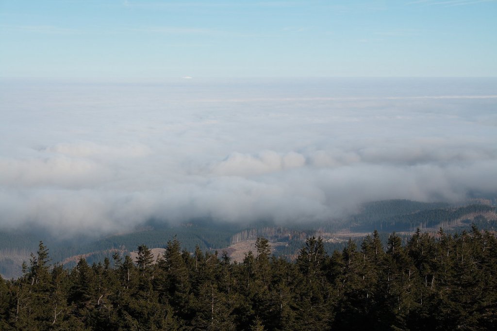 Hochnebelwolken ber Norddeutschland; Blick am Mittag des 16.11.2012 vom Gipfelrundweg des Brocken Richtung Nordosten...