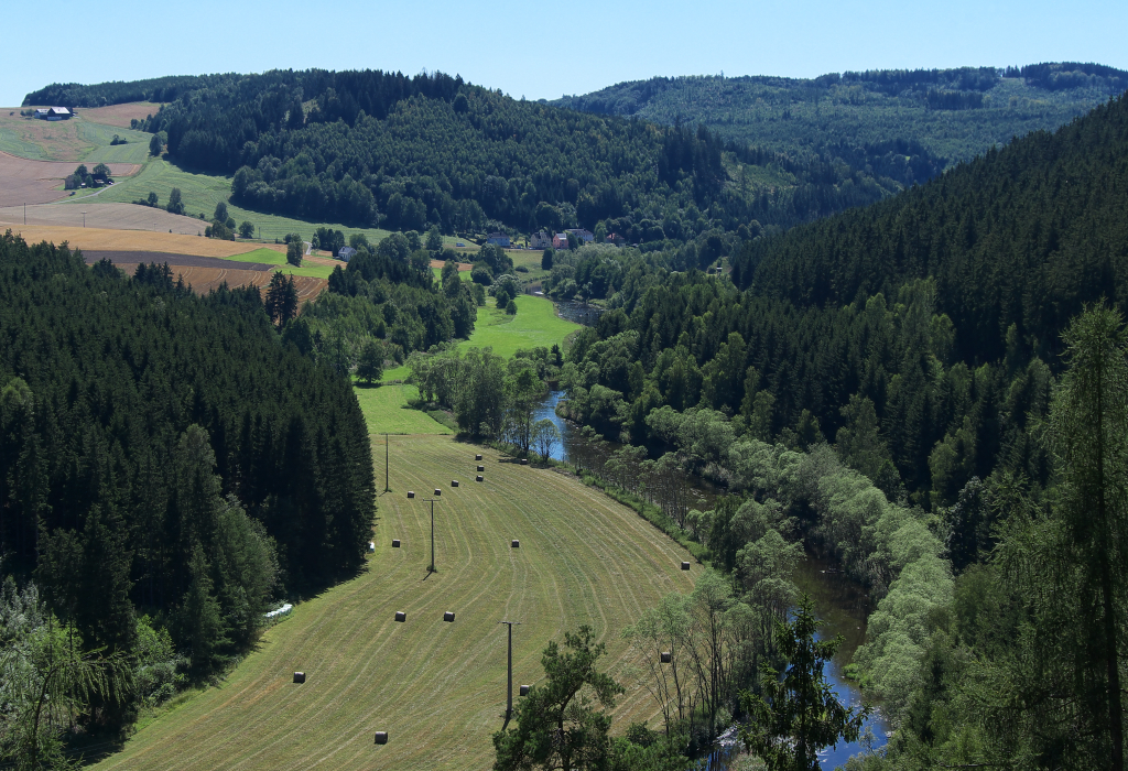 Hochsommer im Tal der Saale. Diesen Blick konnte man nicht immer genieen. Denn ber 30 Jahre war hier Sperrgebiet und die Saale war Grenzflu zwischen der DDR, auf der echten Seite und der BRD links der Saale. Gott sei Dank bildet die Saale heute nur noch die kleine Grenze zwischen Thringen und Bayern. Blick vom  Wachhgel  in Pottiga in Richtung Blankenberg. 01.08.2012