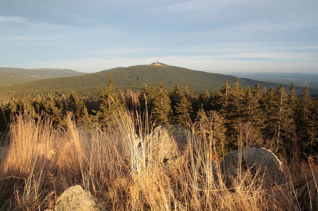 Hohneklippen, Wurmberg und Bergreihen des Ostharzes im Licht der Abendsonne; Blick am Abend des 18.10.2012 von der Felskanzel der Achtermannshhe Richtung Osten.