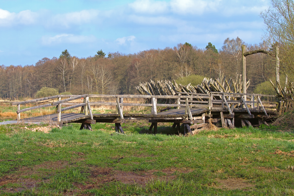 Holzbrcke und Teil der Wehranlage des Freilichtmuseums Ukranenland. - 25.04.2013