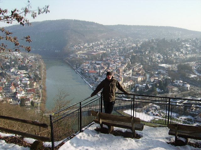 Ich mit Neckargemnd als Hintergrund Kulisse. Das Foto wurde per Selbstauslser gemacht.