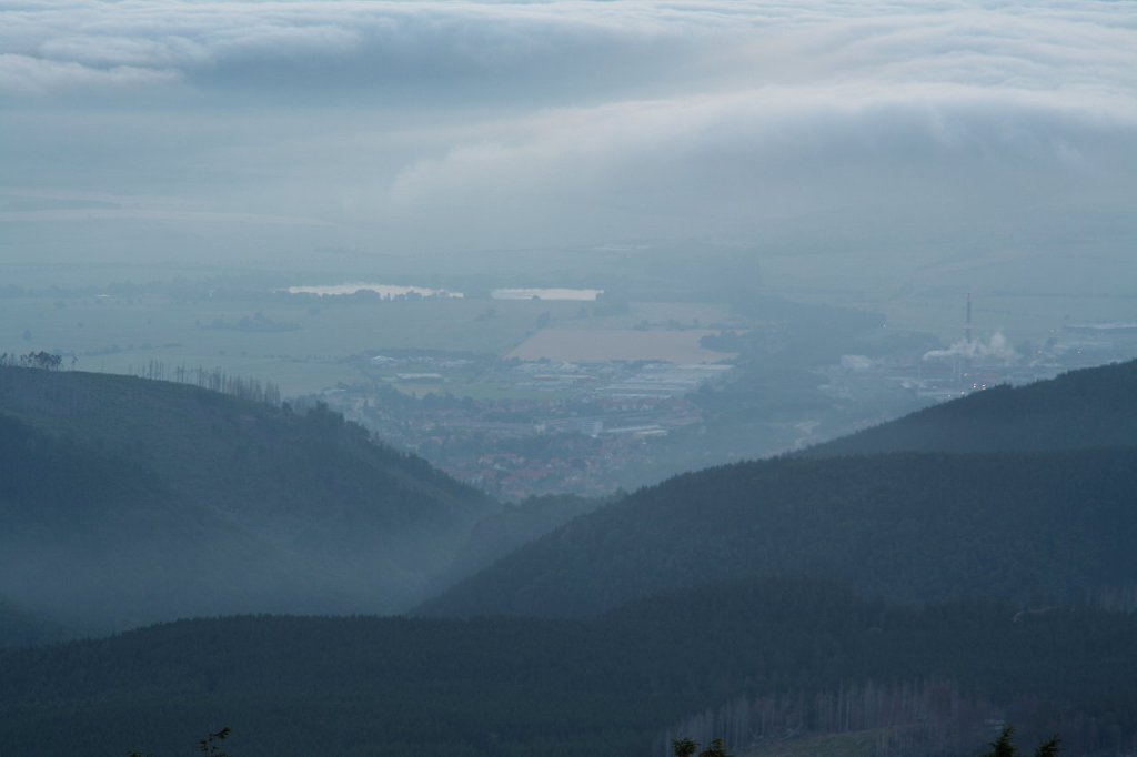 Ilsenburg am Harznordrand liegt heute  am Ufer  eines Wolkenmeeres; Blick vor Sonnenaufgang am 12.07.2013 von der Treppe des Brockenhauses Richtung Norden...