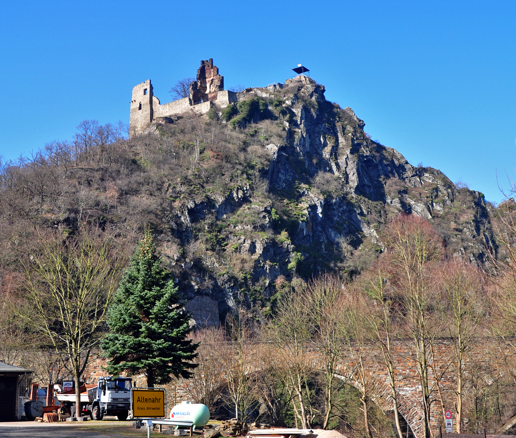 Im Ahrtal, die Burgruine Are bei Altenahr - 15.03.2012