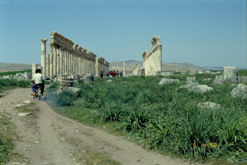 Im April 1992 besuchte ich die antike Oasenstadt Palmyra in Syrien. Sie lag an einer Karawanenstrasse von Damaskus an den Euphrat. Die antike Stadt wurde im 3. Jahrhundert von rmischen Truppen zerstrt. 