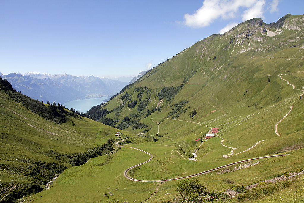 Im fahrenden BRB-Zug auf rund 1700 m . M. mit Blick auf den Chemad-Erddamm, die Chemad, den Brienzersee, Interlaken und auf das Bergpanorama. 16. Juli 2011, 11:37