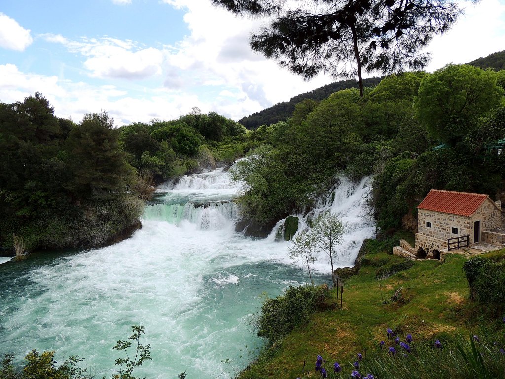 Im Nationalpark KRKA, welcher sich  zwischen Knin und Skradin befindet, reihen sich dutzende kleinere und ein paar grere Wasserflle aneinander; 130422