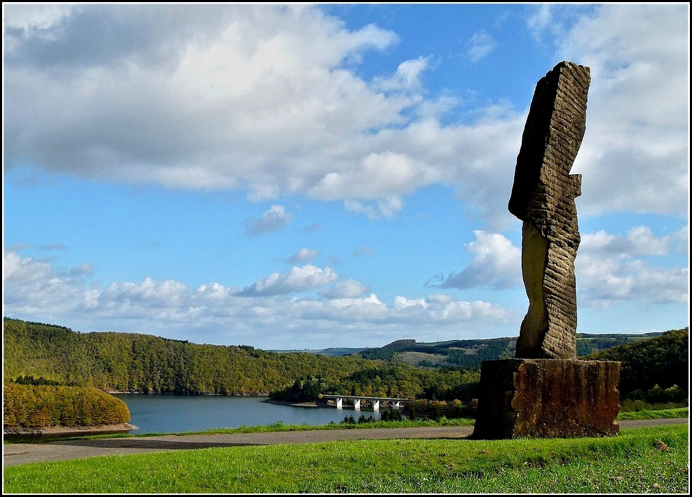 Im Naturpark der Obersauer in der Nhe von Lultzhausen steht der Engel vom See, eine Skulptur des deutschen Knstlers Georg Ahrens. Es ist eine von 6 Skulpturen auf dem von dem luxemburgischen Bildhauer Bertrand Ney im Jahre 1999 ins Leben gerufene Skulpturenwanderweg. 24.10.2010 (Jeanny)