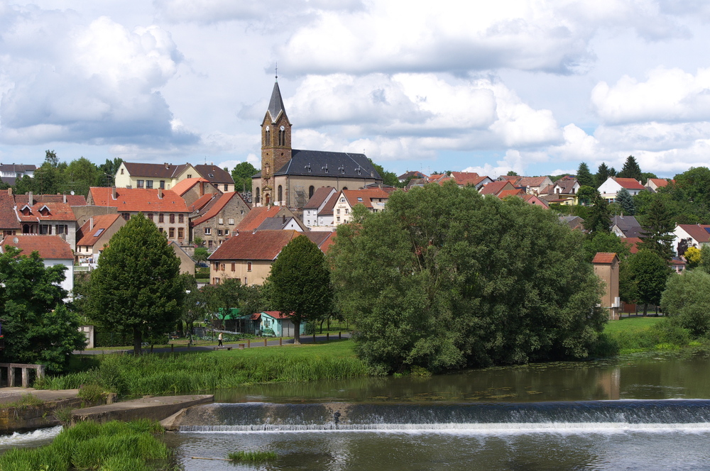 Im romantischen Tal der Saar - 

Oder in Lothringen besser  Dans la valle de la Sarre.

Schmcke Drfchen findet man kurz hinter der deutsch - franzsischen Grenze. Ca. 20 Kilometer von Saarbrcken entfernt befindet man sich in einer anderen Welt.

Der Ort Sarreinsming (Saareinsmingen) wurde 1152 zum ersten Mal erwhnt.

Hier ein Blick auf die Kirche des lothringischen Dorfes.
06.07.2012