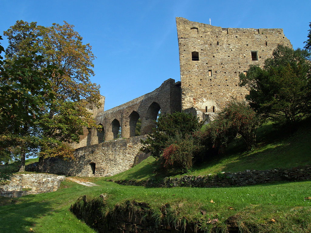 Im Sptsommer ist der Bhmerwald besonders reizvoll, das Wetter ist erfahrungsgem recht zuverlssig gut, aber nicht zu warm. So auch am 22.09.2009, als der Himmel ber der Ruine Velhartice nichts zu wnschen brig lies. Die Burg, ber dem Flsschen Ostrun gelegen, wird derzeit restauriert, das passiert aber ganz vorsichtig und ohne wesentliche Beeintrchtigung der (wenigen) Besucher.