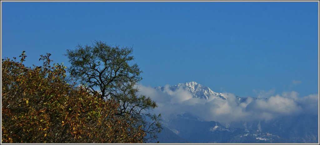 Im Tal noch bunt gefrbete Bume, oben sind die Gipfel bereits verschneit.
(29.10.2012)