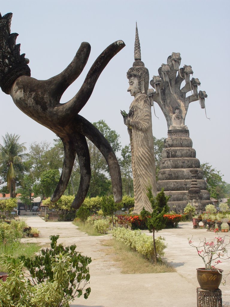 In der Nhe der nordthailndischen Stadt Nong Khai befindet sich der  Sculpture Parc . Auf einem riesigen Gelnde befinden sich neben einer hinduistisch-buddhistischen Tempelanlage bis zu 20 m hohe, aus Beton geformte, eigenwillige menschliche und tierische Figuren. Das Foto entstand am 13.03.2010.