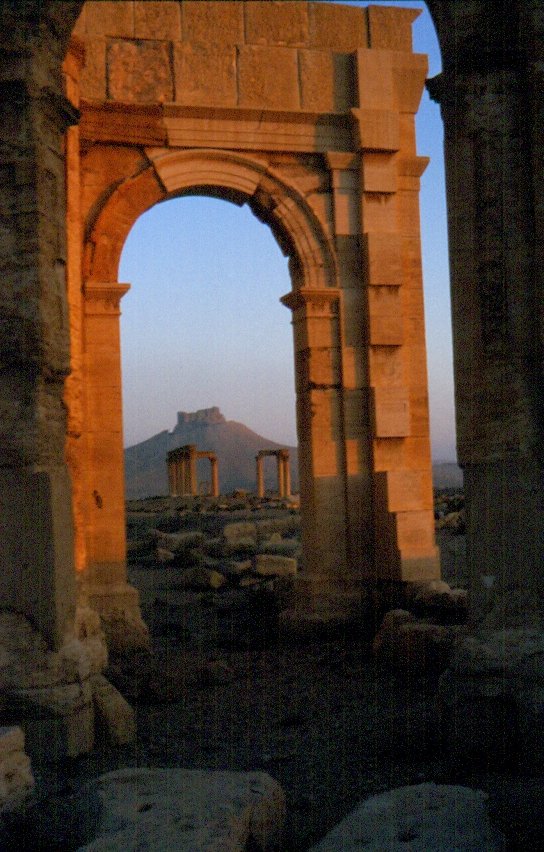 In der Oase Palmyra in der syrischen Wste im Mai 1989 kurz nach Sonnenaufgang. Auf dem Berg die arabische Zitadelle