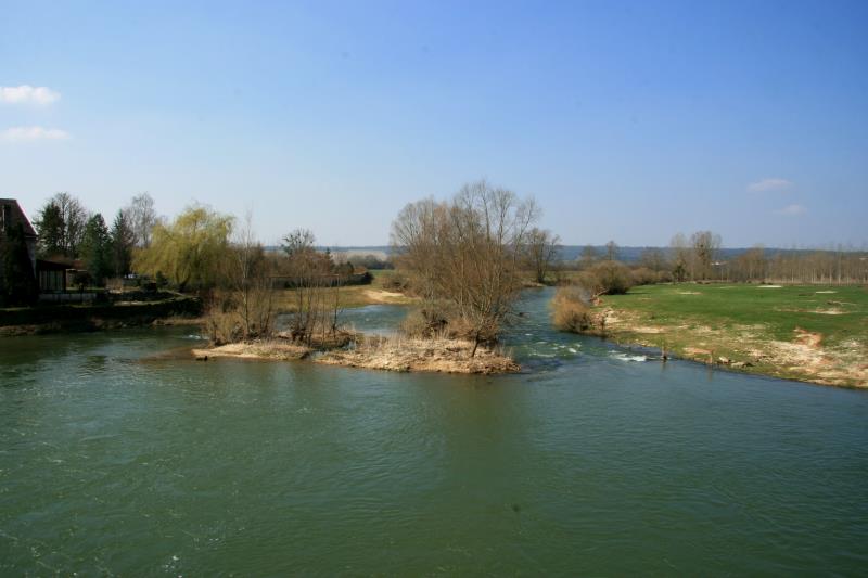 In vielen Bereichen der Meuse setzt sich die an den unzhligen Prallhngen abgetragene Erde ab und bildet viele Inseln im Flu, die das Landschaftsbild der Meuse-Aue prgen; 25.03.2012