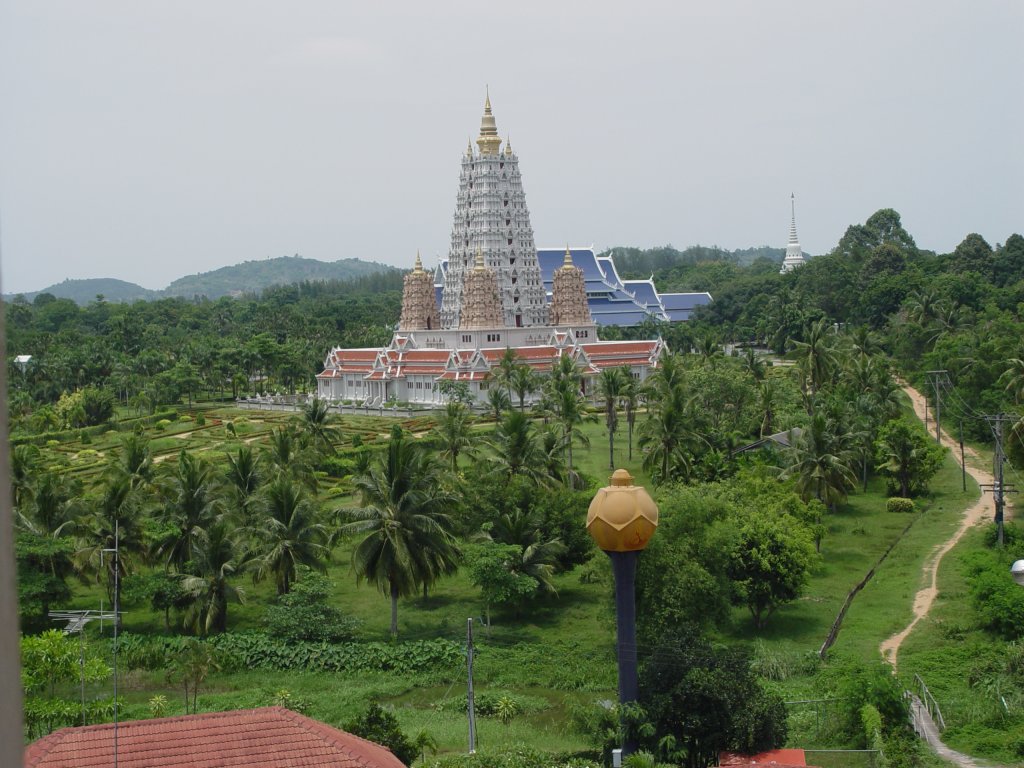 In Wat Yan, in der Nhe vom Park von Noong Noch, ca. 180 km sdlich von Bangkok, steht dieser, fr Thailand ungewhnliche, pagodenartige Chedi. Es handelt sich hier um einen Tempel indischer Buart. (14.05.2006)