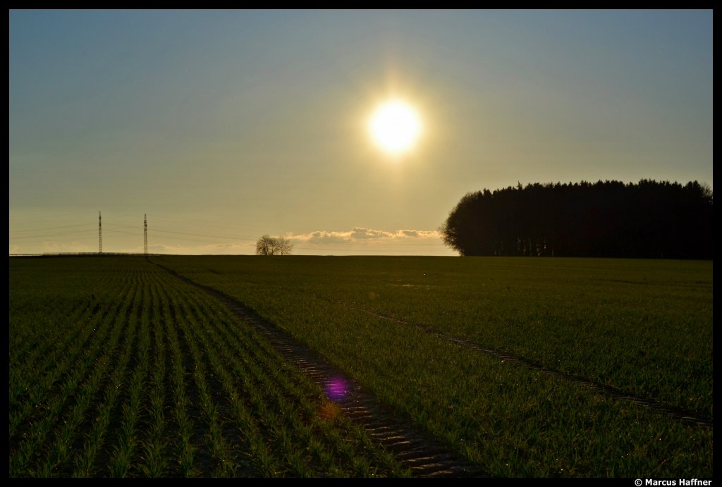 Irgendwo in Bayern geht am 25. Mrz 2012 die Sonne langsam unter.
