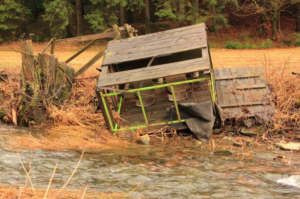 Jgerstand im Frankenwald der den Naturgewalten nicht trotzen konnte. 25.03.2013.