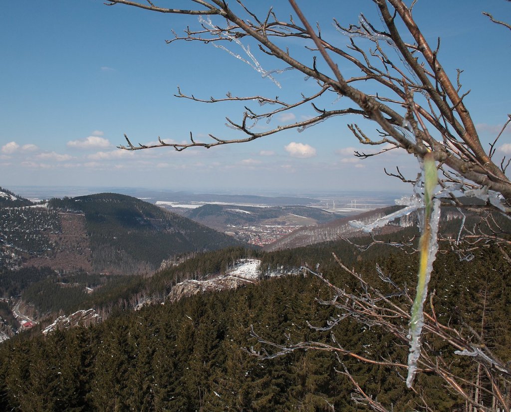 Ksteklippe/Okertal: Zweige einer Eberesche mit Knospen und Eisgebilden vor der Kulisse des weiten Blicks ber das Okertal, Oker und das Harzvorland; Aufnahme vom Nachmittag des 07.04.2013 auf der Ksteklippe...