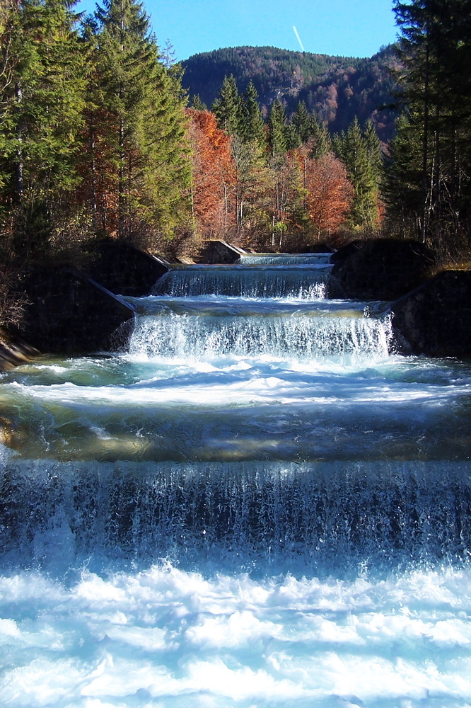 Kaskaden am Walchensee - 

Der Ribach wird bei Niedernach zur Erzeugung von Strom im dortigen Kraftwerk in den Walchensee geleitet.

27.10.2005