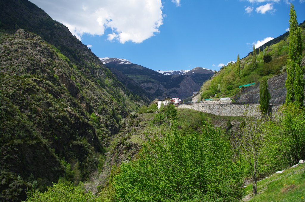 Katalonien, Ausblick auf die Pyrenen von der Strae C1313 von
Oliana Richtung Andorra (23.05.2010)