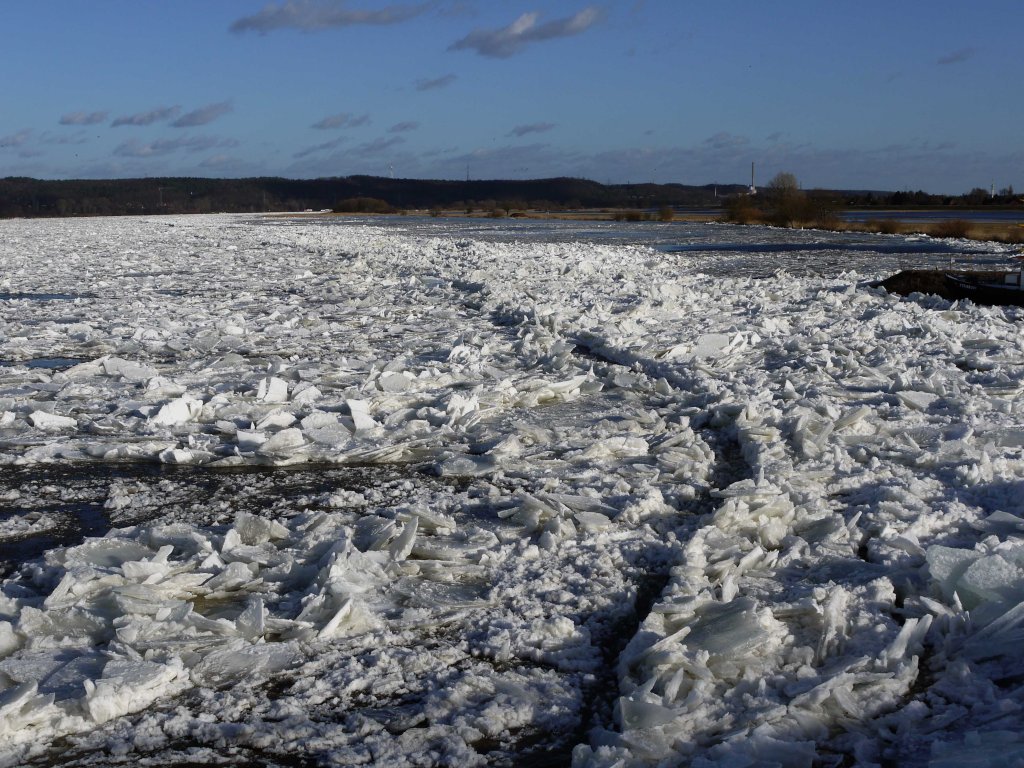 Kaum hat der Eisbrecher seine Arbeit eingestellt, schieben sich die Eisschollen auf der Elbe wieder zusammen, aber immerhin ist Strmung zu erkennen; Geesthacht, 15.02.2012
